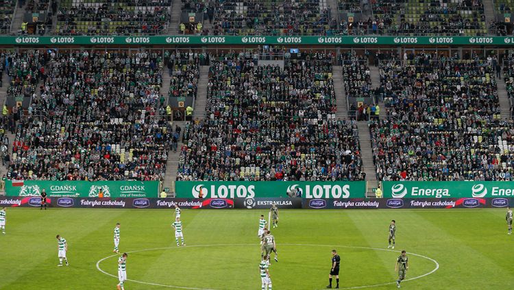 Suporter Lechia Gdansk saat menyaksikan laga. Copyright: © Getty Images