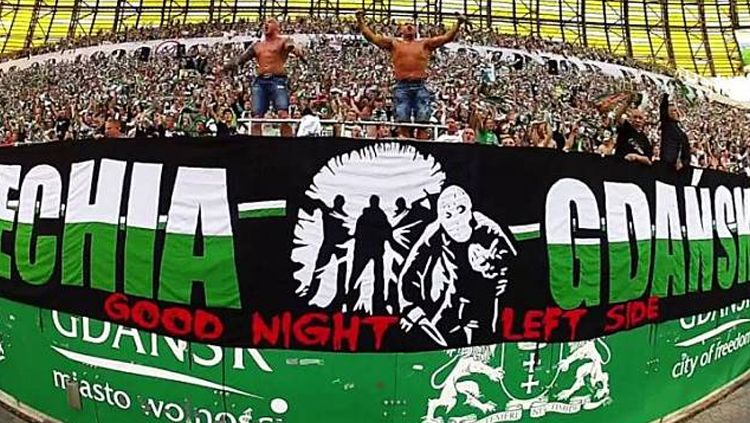 Suporter Lechia Gdansk saat menyaksikan laga. Copyright: © INDOSPORT