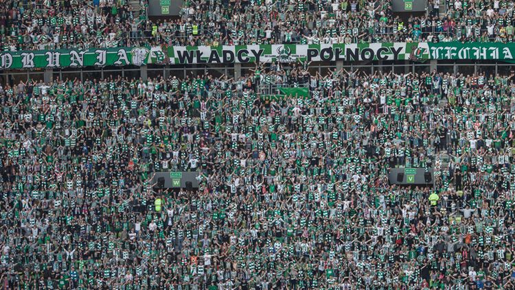 Suporter Lechia Gdansk saat menyaksikan laga. Copyright: © Getty Images