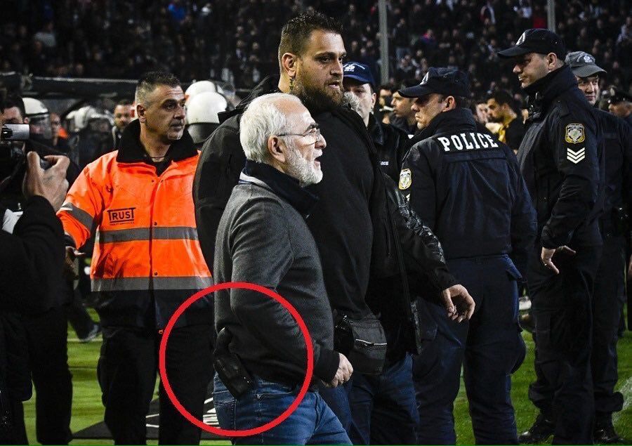 Presiden klub PAOK kedapatan mengantongi pistol di sakunya. Copyright: © Twitter