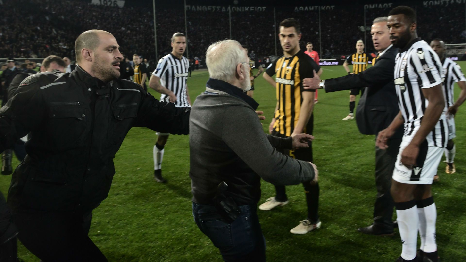 Presiden klub PAOK menerjang lapangan untuk memprotes keputusan wasit. Copyright: © goal.com