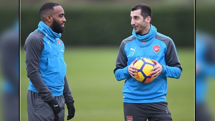 Alexandre Lacazette (kiri) dan Henrikh Mkhitaryan, dua penggawa Arsenal. Copyright: © Getty Images