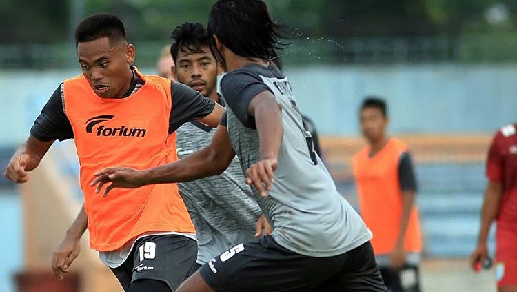 Aji santoso dan Eky Taufik di konferensi pers pertandingan Persela vs PSMS Medan. Copyright: Â© Fitra Herdian/INDOSPORT