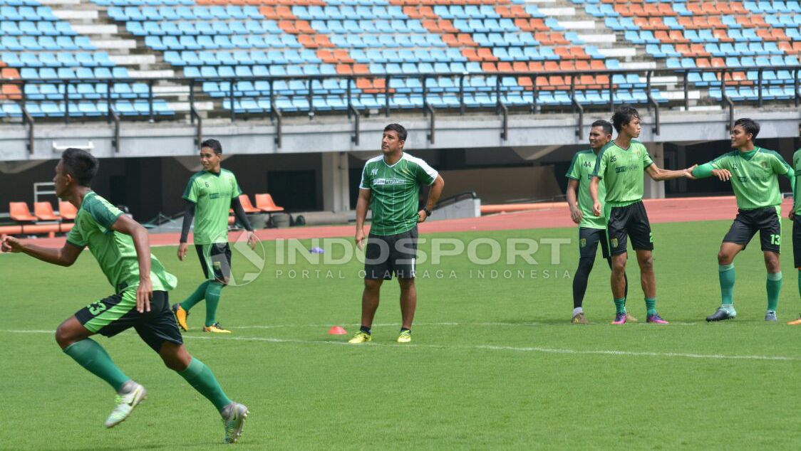 Alfredo Vera, pelatih Persebaya Surabaya. Copyright: © INDOSPORT/Fitra Herdian