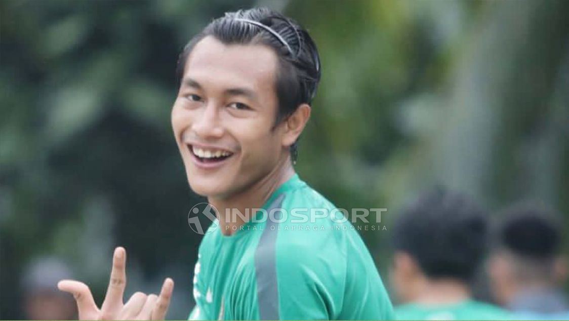 Pelatih Luis Milla mencontohkan operan kepada pemainnya. Copyright: Â© Herry Ibrahim/INDOSPORT