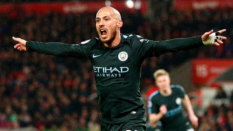 David Silva berselebrasi usai mencetak gol ke gawang Stoke City. Copyright: © Getty Images