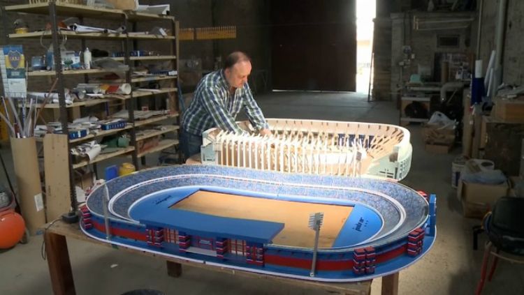 Martin Setula dan desain miniatur stadion rancangannya. Copyright: &copy; ITV