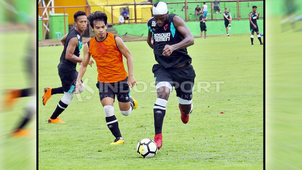 Pemain PSM Makassar, Bruce Djite. Copyright: © Reno Firhad Rinaldi/Indosport.com