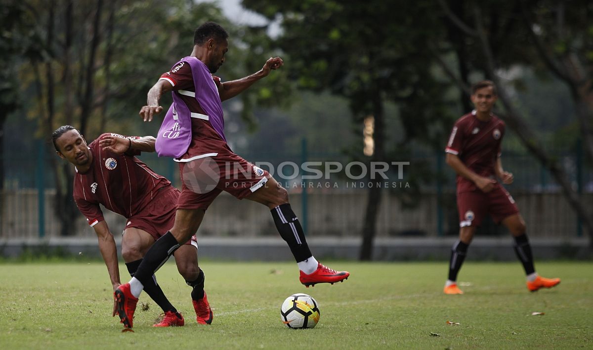 Marko Kabiay (tengah) berhasil melewati hadangan Rohit Chan (kiri) dalam latihan Persija Jakarta. Copyright: &copy; Herry Ibrahim/Indosport.com