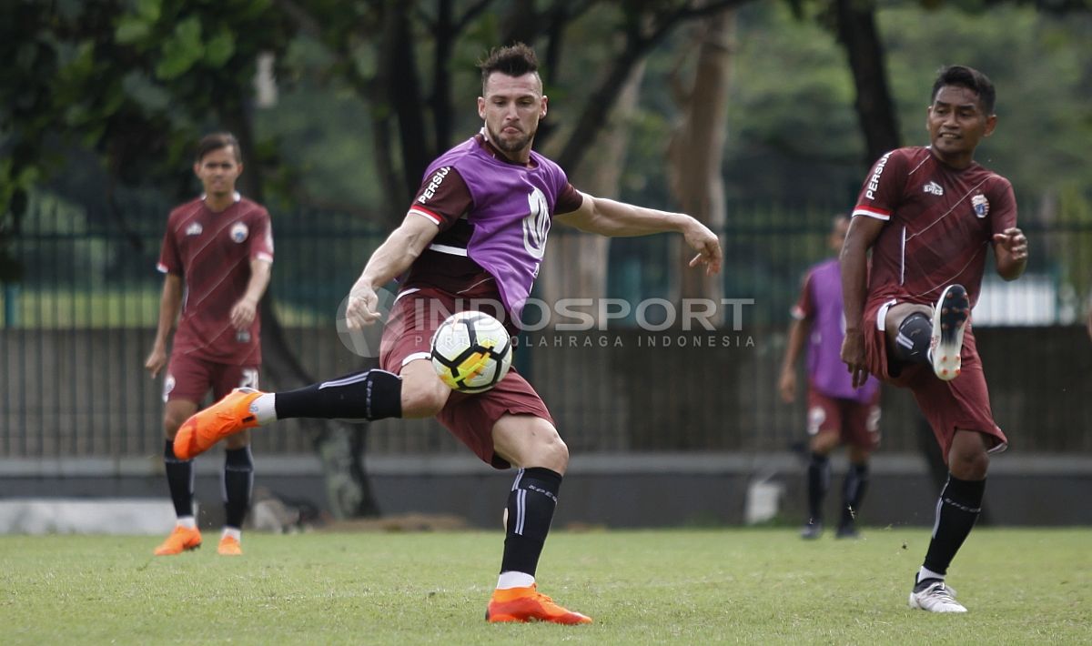 Aksi Marko Simic melesatkan tendangan first time ke gawang. Copyright: © Herry Ibrahim/Indosport.com