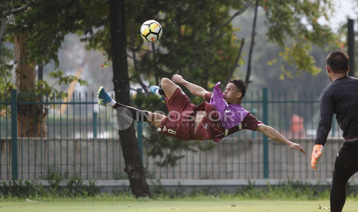 Aksi tendangan setengah salto Addison Alves saat latihan bersama pemain Persija Jakarta. Copyright: © Herry Ibrahim/Indosport.com
