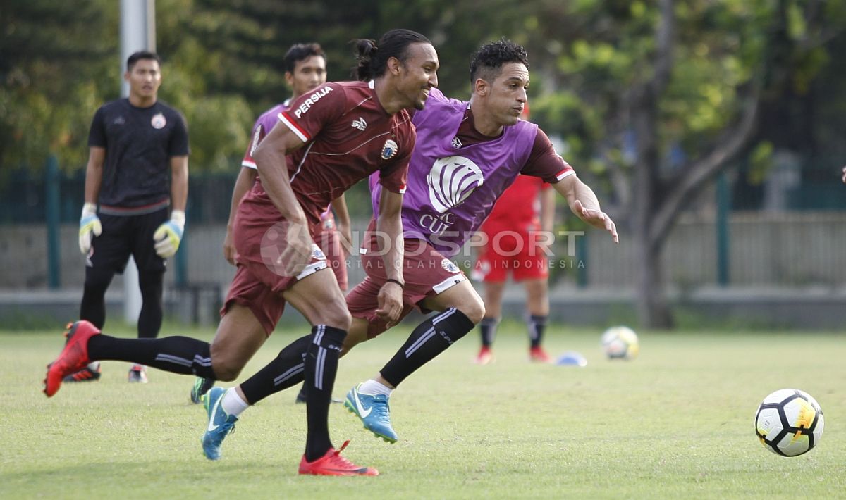 Rohit Chand berebut bola dengan Addison Alves. Copyright: © Herry Ibrahim/Indosport.com