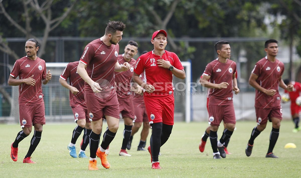 Para pemain Persija Jakarta melakukan jogging sebelum melakukan latihan. Copyright: © Herry Ibrahim/Indosport.com