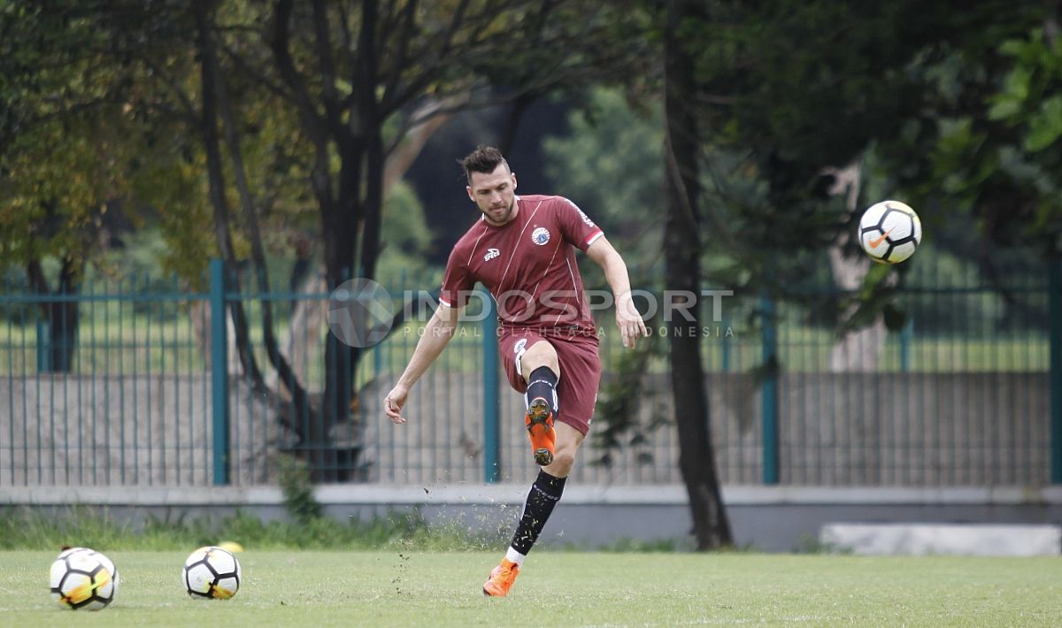 Marko Simic melakukan latihan tendangan ke gawang. Copyright: © Herry Ibrahim/Soicaumienbac.cc