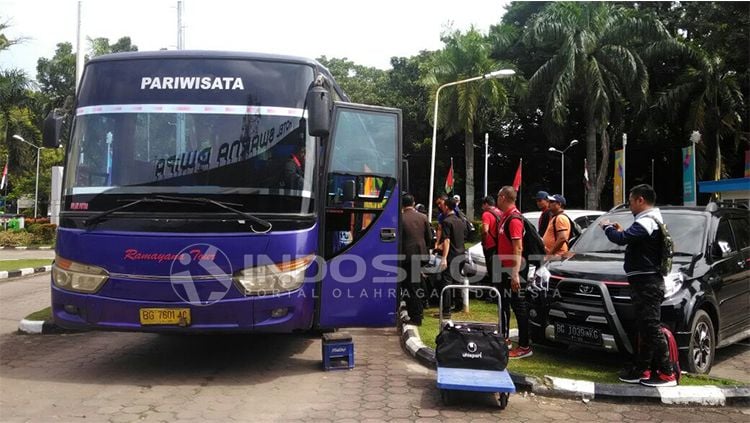 Skuat Felcra FC tiba di Palembang. Copyright: © INDOSPORT/Muhammad Effendi