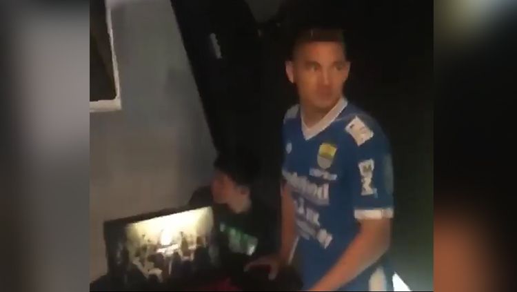 Bocoran jersey Persib Bandung untuk kompetisi Liga 1 2018. Copyright: © Arif Rahman/INDOSPORT