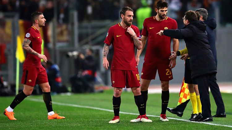 Pemain AS Roma tampak mendapatkan instruksi dari sang pelatih di tengah laga 16 besar Liga Champions leg 2 melawan Shakhtar Donetsk. Copyright: © Getty Images