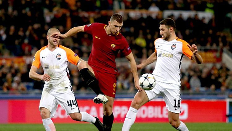 Edin Dzeko (tengah) berada dalam bayang-bayang dua pemain Shakhtar Donetsk. Copyright: © Getty Images