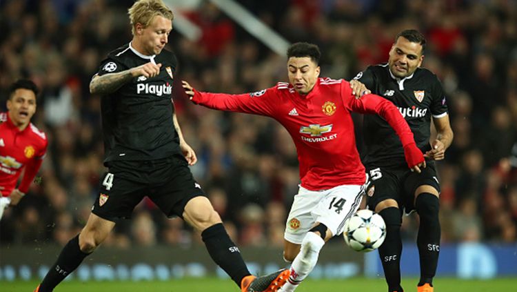 Jesse Lingard (tengah) dalam kawalan dua pemain Sevilla. Copyright: © Getty Images