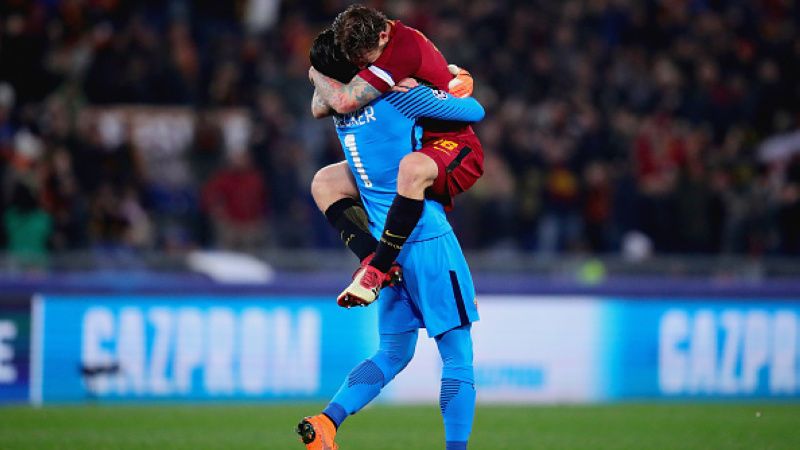 2 pemain AS Roma melakukan selebrasi atas keberhasilan mereka ke perempatfinal Liga Champions 2017/18. Copyright: © Getty Images