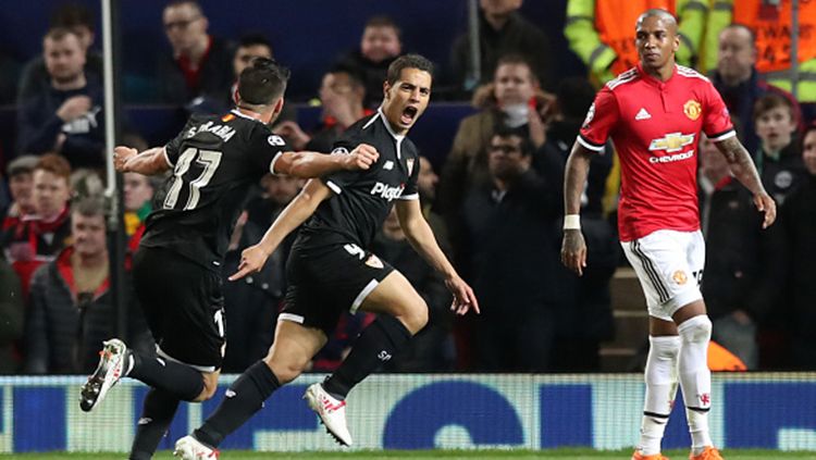 Ben Yedder berselebrasi usai membobol gawang De Gea, tampak Ashley Young kecewa. Copyright: © Getty Images