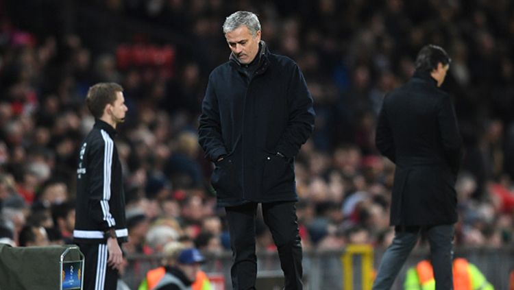 Jose Mourinho tertunduk lesu melihat timnya tumbang di Old Trafford. Copyright: © Getty Images