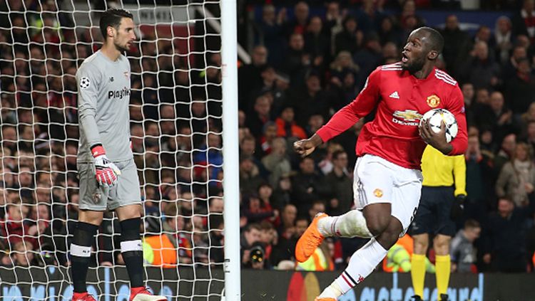 Aksi selebrasi Romelu Lukaku membawa bola usai mencetak gol. Copyright: © Getty Images