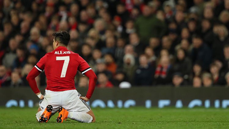 Alexis Sanchez marah setelah mengetahui Mourinho telah menjanjikan nomor punggung 7 kepada Ronaldo. Copyright: © Getty Images