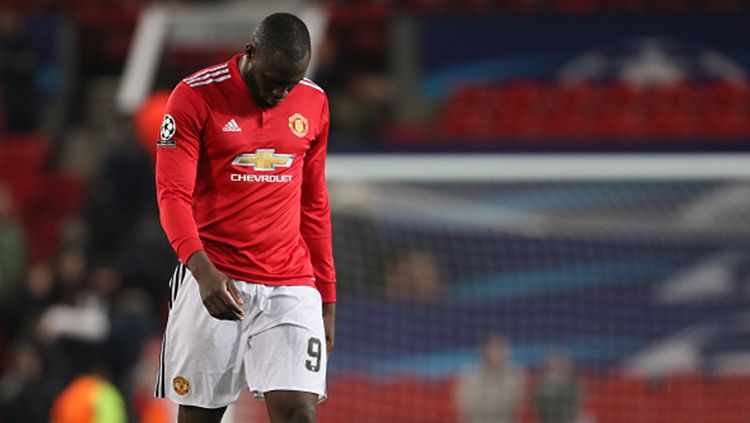 Romelu Lukaku tertunduk lesu karena timnya, Man United kalah pada musim lalu. Copyright: © Getty Images