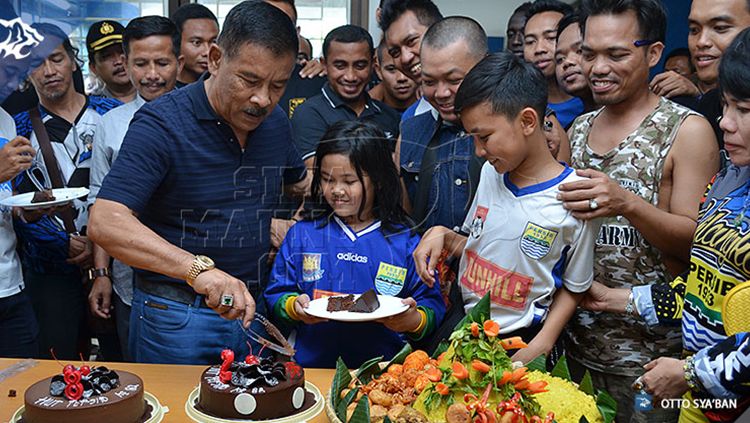 Umuh Muchtar memotong kue ulang tahun Persib. Copyright: © Simamaung