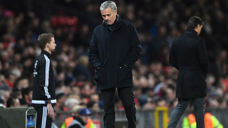 Jose Mourinho tertunduk karena taktiknya tak bisa menyingkirkan Sevilla. Copyright: © Getty Images