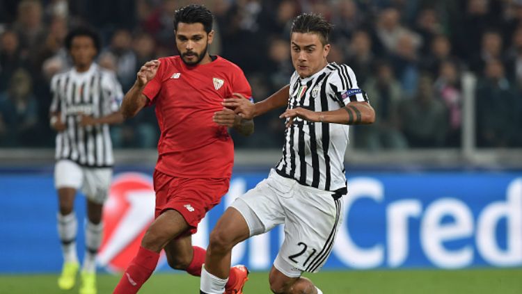Benoit Tremoulinas saat mengwasi pergerakan Paulo Dybala. Copyright: &copy; GettyImages