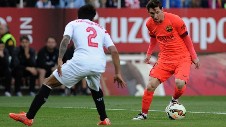 Benoit Tremoulinas (Sevilla) saat menjaga pergerakan Lionel Messi (Barcelona). Copyright: &copy; GettyImages