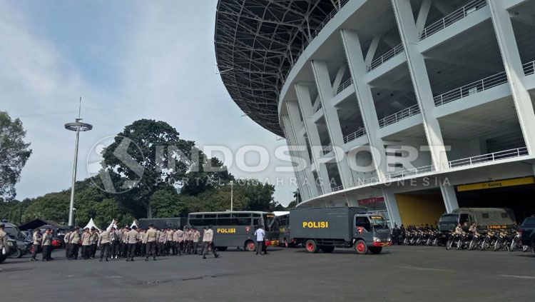Situasi Penjaga Keamanan di Luar Stadion GBK. Copyright: © Annisa Hardjanti/INDOSPORT