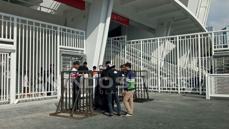 Pemeriksaan dilakukan di Stadion GBK sebelum Persija Jakarta vs Song Lam Nghe. Copyright: © Annisa Hardjanti/INDOSPORT