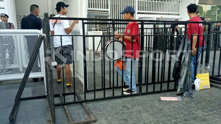 Fans Persija Jakarta membawa alat musik untuk mendukung tim kesayangannya melawan Song Lam Nghe. Copyright: © Annisa Hardjanti/INDOSPORT