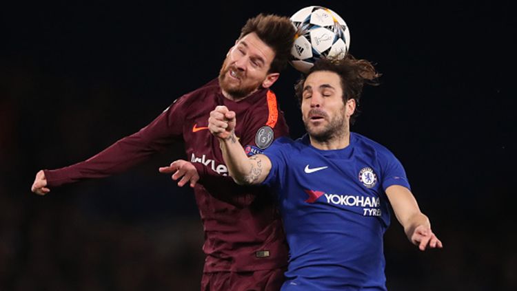 Messi (kiri) berduel dengan Fabregas. Copyright: © Getty Images