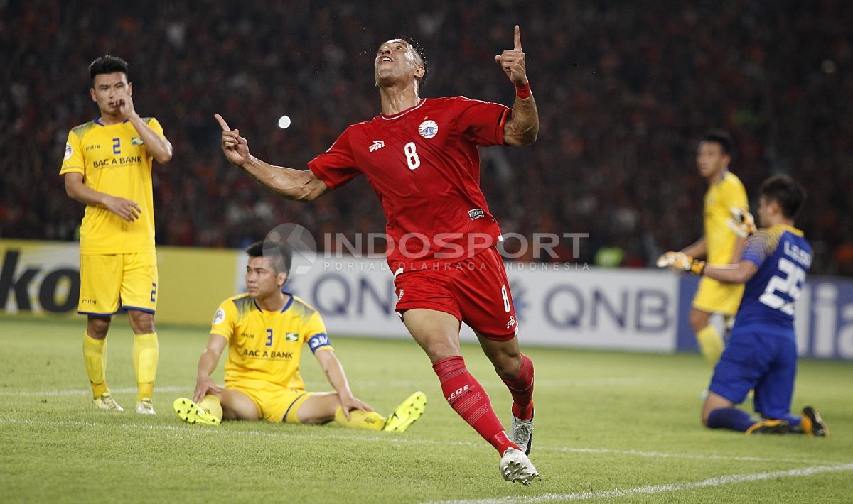 Selebrasi Addison Alves usai mencetak gol kemenangan Persija atas Song Lam. Copyright: © Herry Ibrahim/INDOSPORT