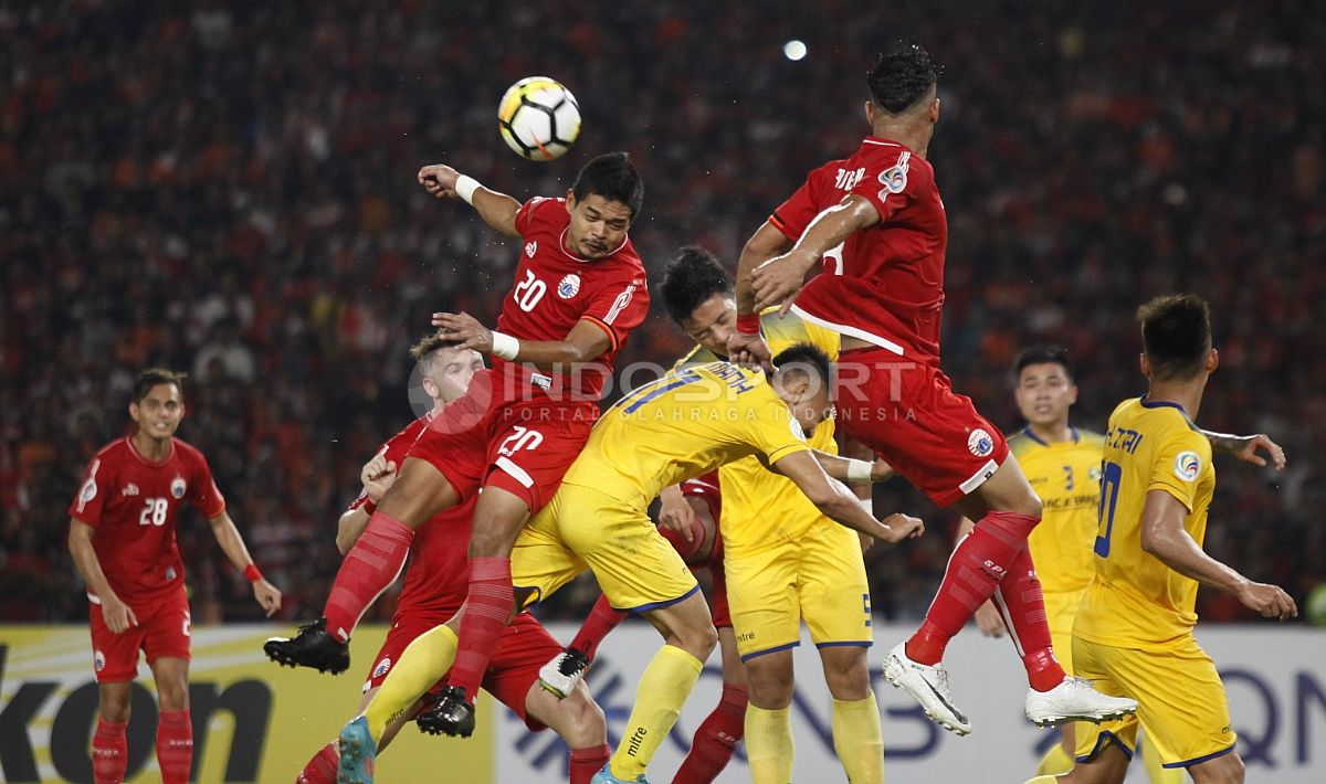 Duel udara Bambang Pamungkas dengan para pemain Song Lam Nghe An. Copyright: © Herry Ibrahim/INDOSPORT