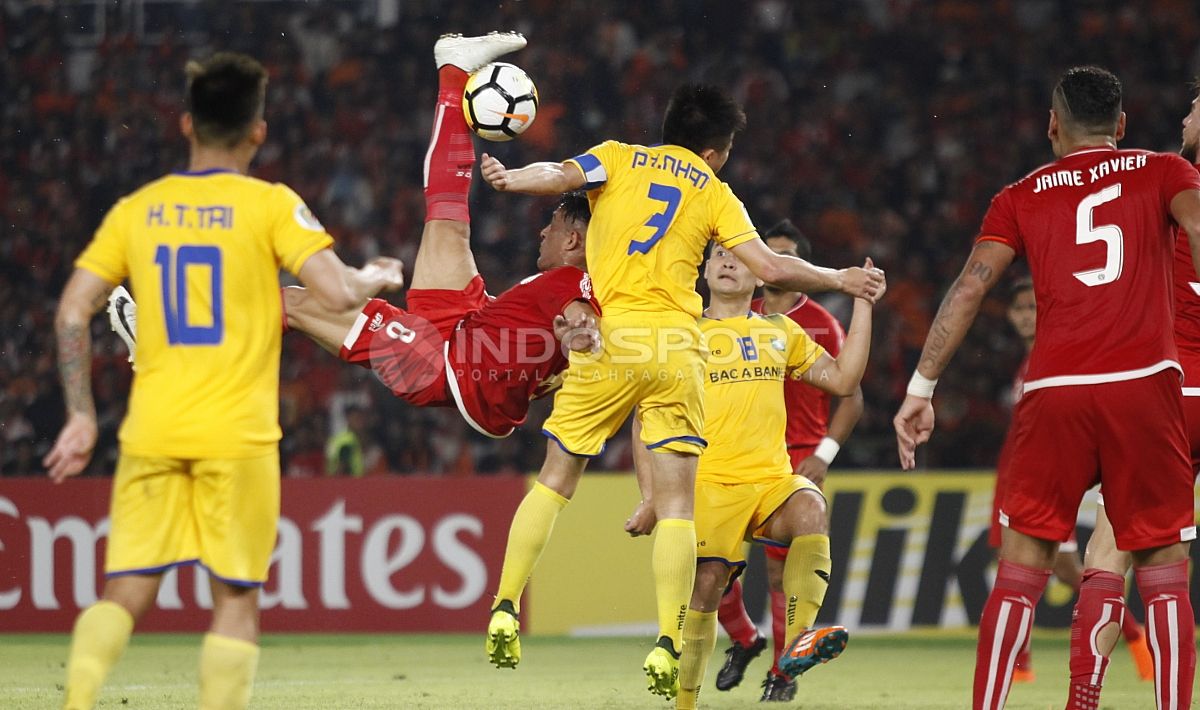 Aksi tendangan salto Addison Alves (kedua dari kiri). Copyright: © Herry Ibrahim/INDOSPORT