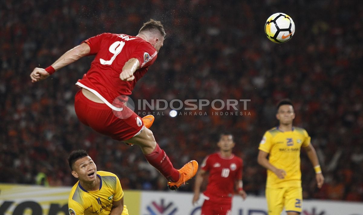 Aksi sundulan Marko Simic ke gawang Song Lam. Copyright: © Herry Ibrahim/INDOSPORT