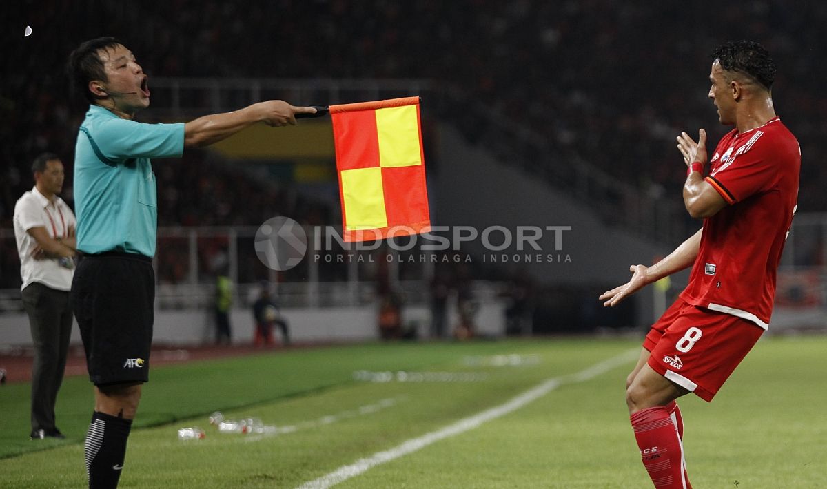 Protes Addison Alves kepada hakim garis atas gol nya yang dianulir wasit. Copyright: © Herry Ibrahim/INDOSPORT