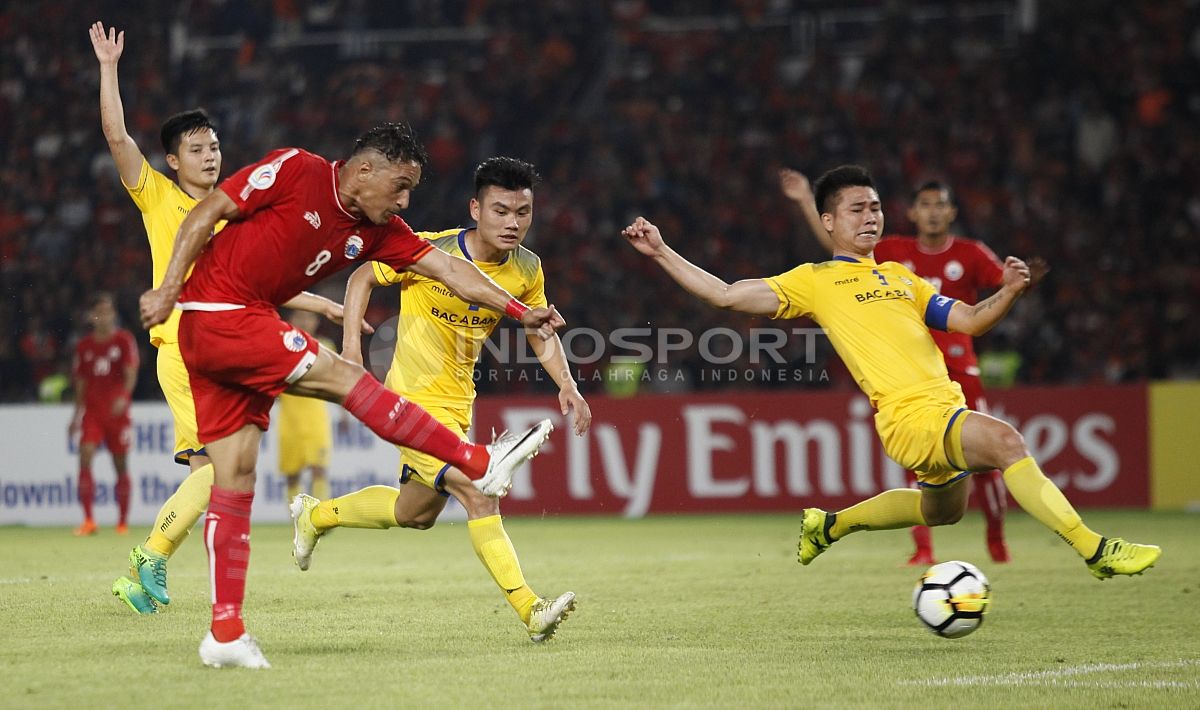 Addison Alves melesatkan tendangan ke arah gawang Song Lam. Copyright: © Herry Ibrahim/INDOSPORT