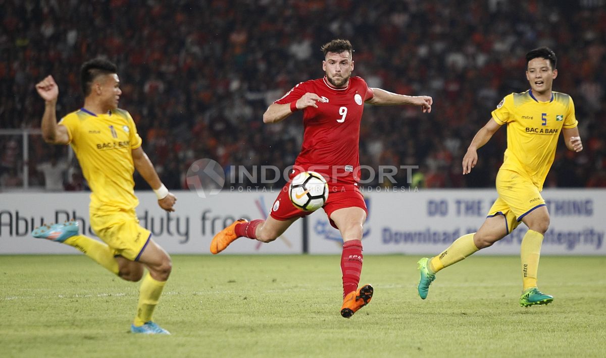 Aksi Marko Simic dihadang dua pemain Song Lam. Copyright: © Herry Ibrahim/INDOSPORT