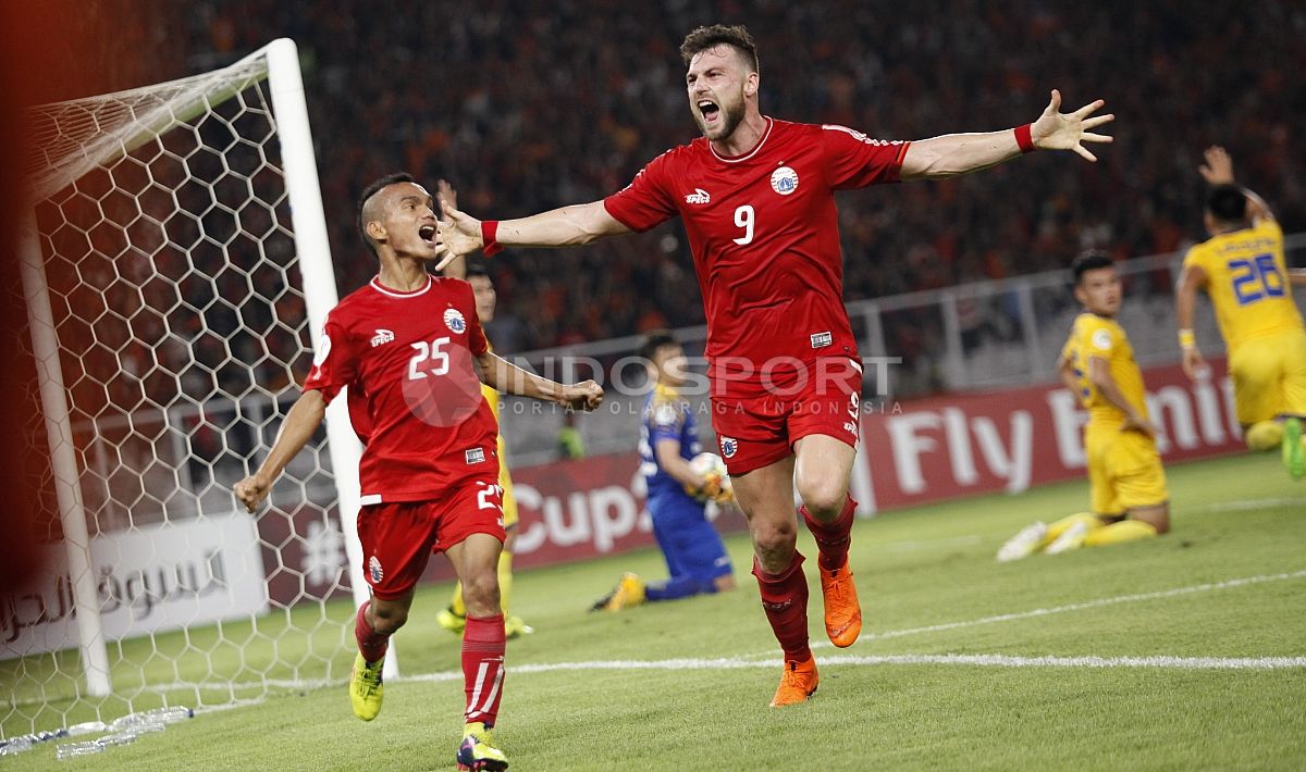 Selebrasi Riko Simanjuntak (kiri) bersama Marko Simic atas gol pertama. Sayang gol tersebut dianulir wasit karena dianggap terjadi pelanggaran. Copyright: © Herry Ibrahim/INDOSPORT