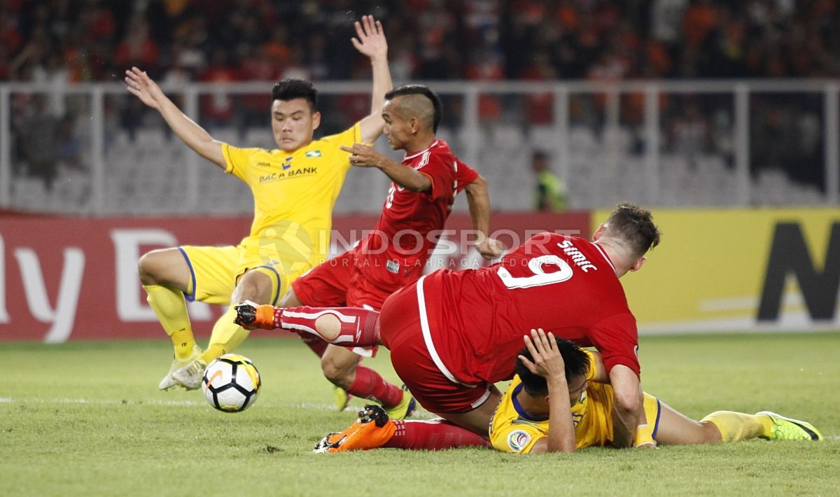 Kemelut di depan gawang Song Lam yang dimanfaatkan Riko Simanjuntak menjadi gol. Sayang gol tersebut dianulir wasit karena dianggap terjadi pelanggaran. Copyright: © Herry Ibrahim/INDOSPORT