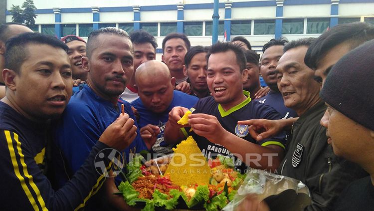 Viking Persib Bandung merayakan hari jadi klubnya. Copyright: © INDOSPORT/Arif Rahman