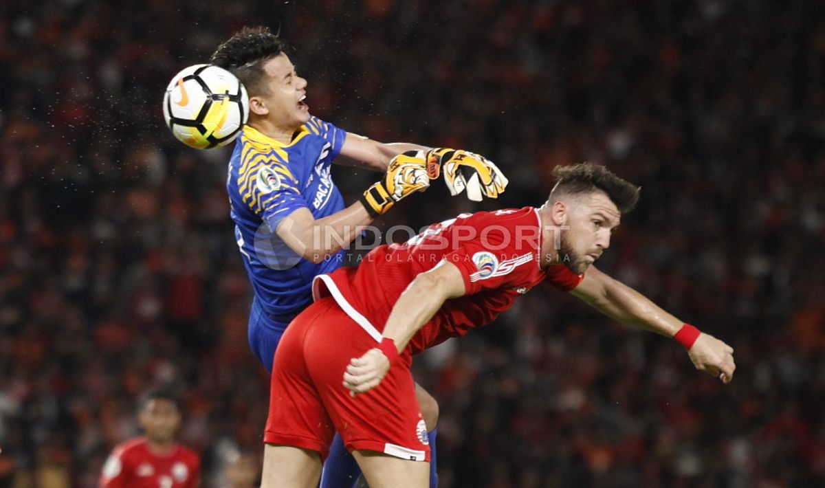 Marko Simic duel udara dengan kiper Song Lam. Copyright: © Herry Ibrahim/INDOSPORT