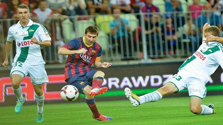 Aksi Lionel Messi melawan Lechia Gdanks. Copyright: © fcbarcelona.com