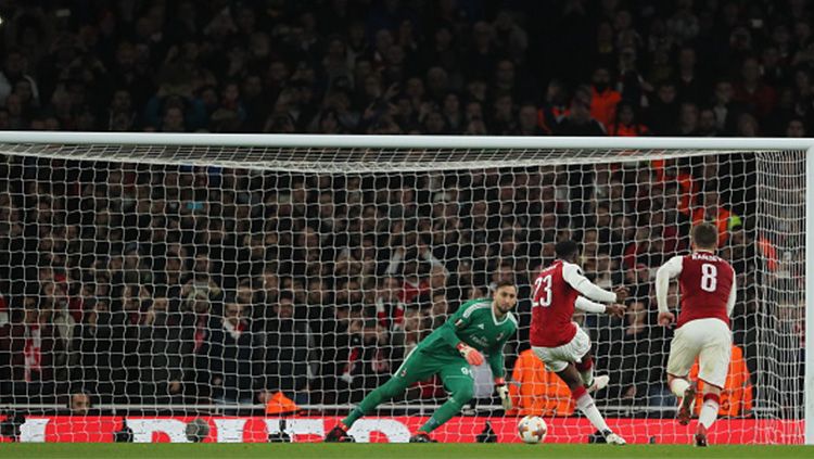 Wellbeck saat eksekusi penalti Copyright: © Getty Images